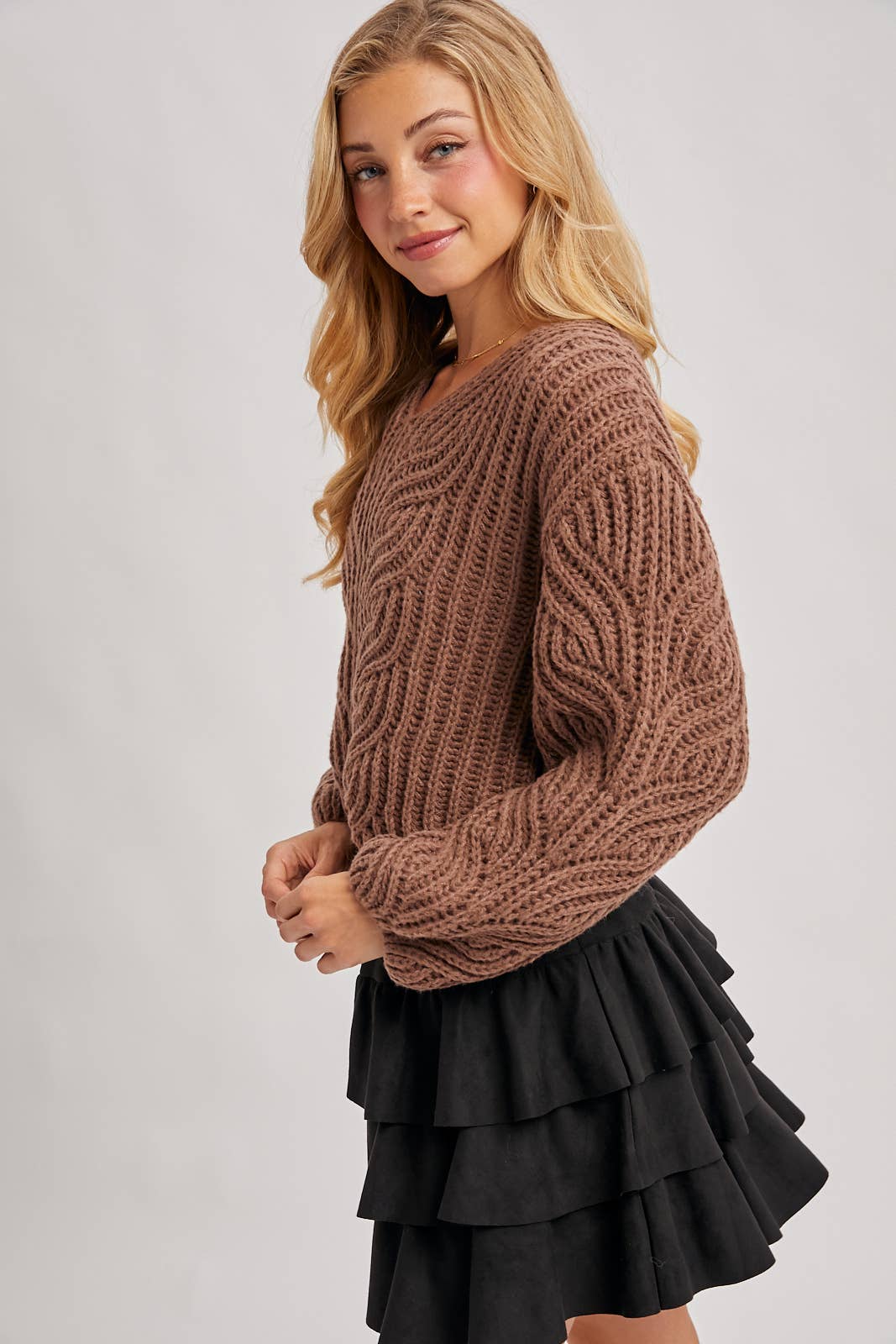 CHUNKY CABEL KNIT V-NECK CROPPED SWEATER